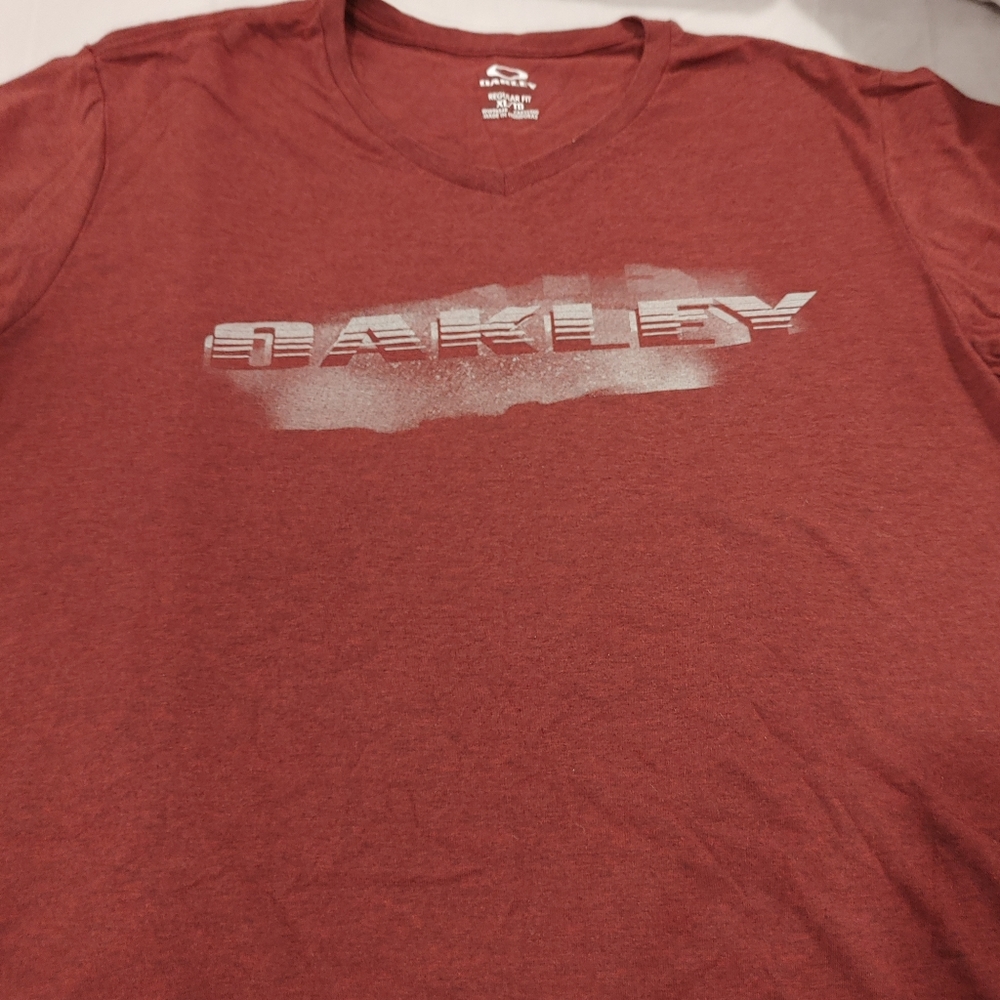 Oakley V-Neck T-shirt size XL